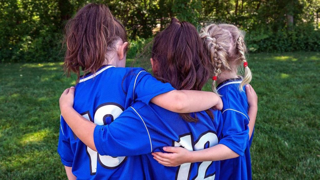 Fußballprojekt SRH 3 Mädchen Arm in Arm