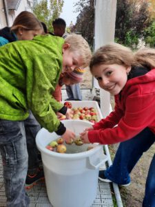 Herbstzeit ist Apfelzeit, unsere Drittklässler...