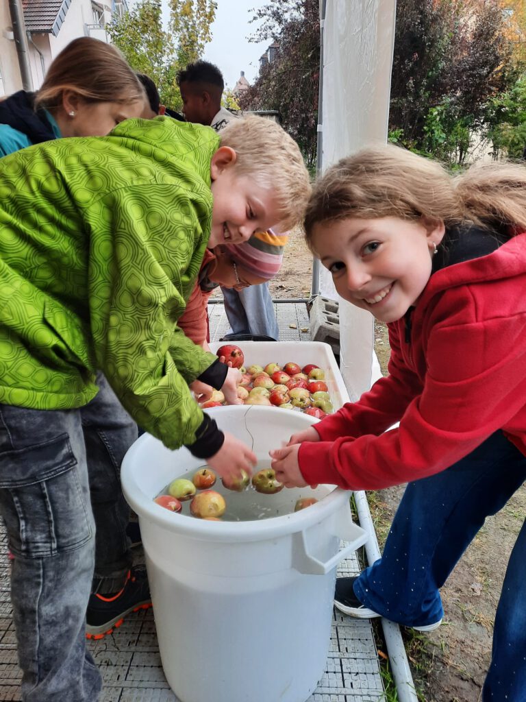 Herbstzeit ist Apfelzeit, unsere Drittklässler...